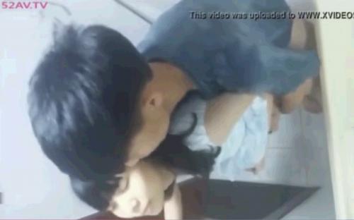 【ガチ個人撮影】公衆トイレで我慢できずに可愛い彼女のマンコに激挿入開始…！エロ過ぎる…