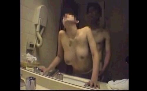 【ガチ個人撮影】素人の夫婦が立ちバック…何度もイク奥様がなんともエロ過ぎて…射精我慢できなかった…