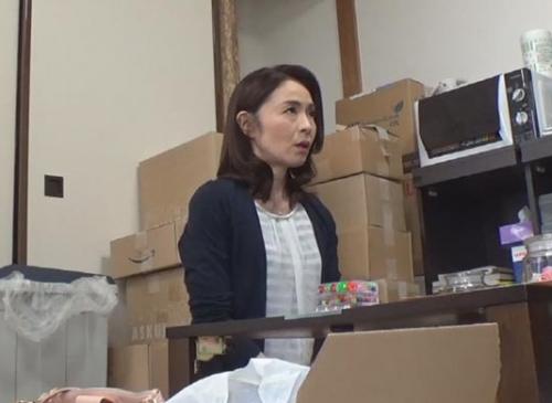 【盗撮】五十路のパートおばさんに割のいい内職といってアダルトグッズの検品させてみたら・・