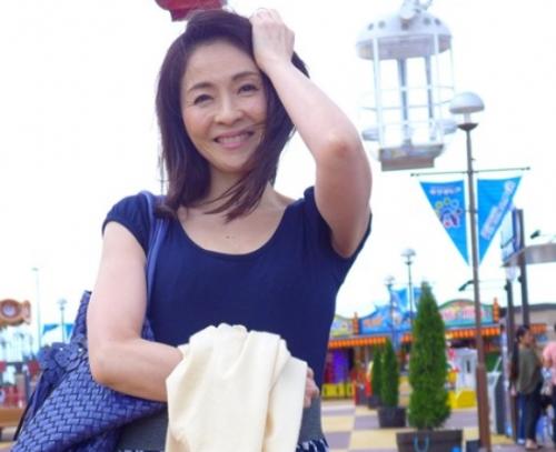 【五十路熟女ナンパ】「パンツの中でおちんちんカチカチになってる・・」ババアでも海にいけば簡単に堕ちる