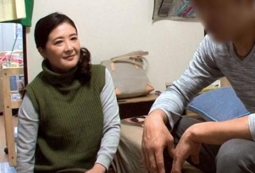 【50歳熟女ナンパ】時給3000円のおばさんレンタル頼んで口説いて見たら意外とヤれた・・