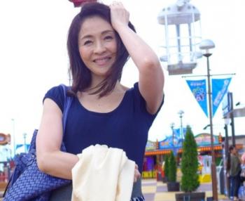 《五十路熟妻ナンパ》「そんなふうに触られたら腰が浮いてきちゃう！」肉棒の感触に全身ピクピクさせ何度も絶頂・・