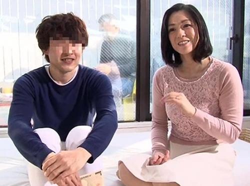 【モニタリング】「ほんとうにお母さんでいいの？」童貞の我が子の為にGcupボイン熟妻が素股だけするはずが・・