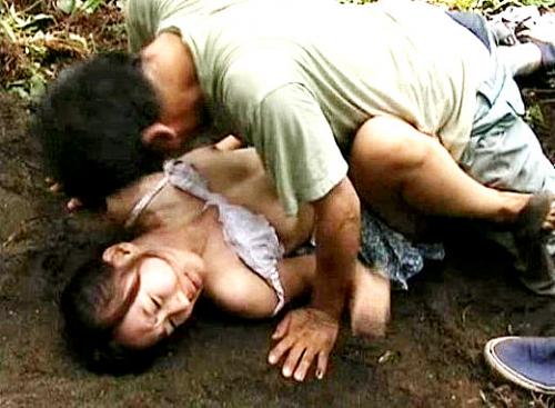 待ち伏せする中年男が自転車に乗った人妻を転倒させて山中に連れ去ってヤリまくる！