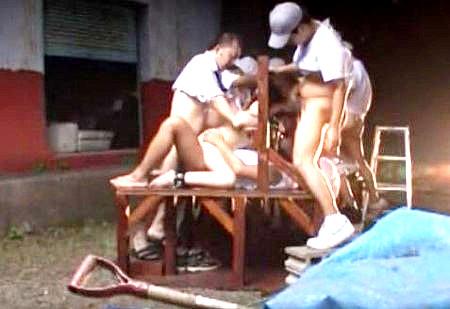 拘束された女子社員が汗臭い労働者たちのチンポの肉便器にされる！