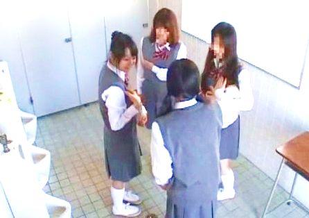 ＜このは＞カメラが設置されたトイレで女子高生がパンツ脱いでリアルおしっこ！