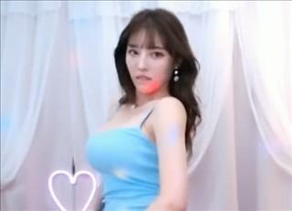 爆乳のスタイル抜群韓国人美女がエロい胸元を晒す変態ダンスを披露