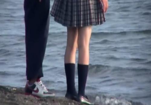 海岸でデートする高校生カップル！可愛い女子校生を望遠レンズで隠し撮りし、生々しいパンツを撮影
