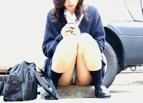これ・ヤバいだろ！奔放さからか、パンツ丸見えでたたずむ女子校生！ありがとう♡