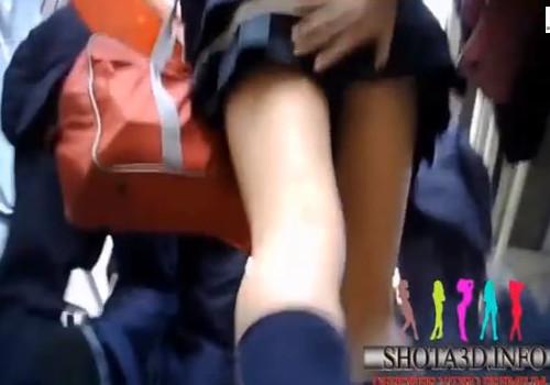 ≪パンチラ盗撮≫とんでもない喰い込みパンツじゃんーーっ！パンチラを警戒して手で押さえるJKをしつこく付け回し股間隠し撮り