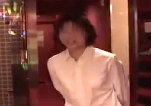個人流出『えっ！こんなとこ初めて…』ハプニングバーに妻を呼び寄せ、目の前で集団で寝取らせ、勃起しながら撮影する鬼畜旦那