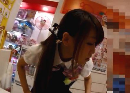 ファンシーショップのお姉さんが可愛かったので、つきまとって清楚パンツ画像まで撮らせていただきましたww