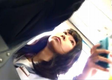 電車内でスマホを構っていても、誰も何も思わない！だからスカート内も簡単に盗撮できるゾww