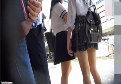 ≪パンチラ／盗撮≫生足美脚の可愛いJKを付け狙い、生尻に蒸れて貼りつく思春期パンツを逆さ撮りしまくり