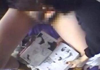 ＜個人流出＞『漫画読みながらもチ〇ポしゃぶってるーーーっ！』ヤバイ薬で完全にイカレタ変態女が全世界に醜態晒されてる！