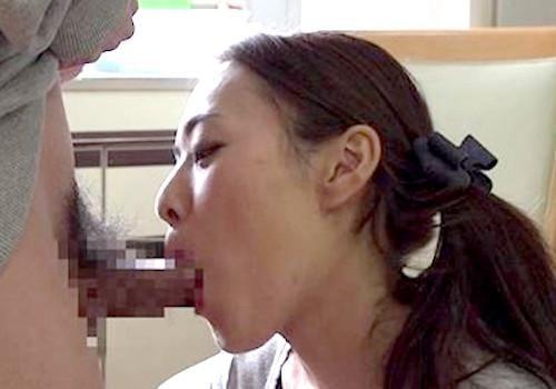 『まだ出そうね！抜いてあげる❤』近所の童貞に勃起剤入りのお茶飲ませ、連続フェラ抜きする淫乱人妻