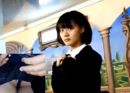可愛いJKを見つけたので、隠れてパンツを盗み撮りしようと思ったら、思いっきりばれてるジャン（笑）