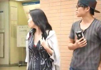 《下着販売サイトの熟女》エロすぎる、おばさん！「パンツにシミ付けてあげるから高く買ってww」