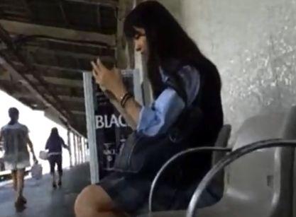 《スカートめくり》駅で見かけた黒髪清楚な女子校生さん！しつこく追い掛け回してスカートめくりでパンツ盗撮！