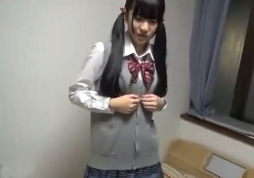 ≪円光≫ツインテールの幼い制服美少女が、鬼畜共に脱がされ、キツマンを荒々しくガン突きされ無許可中出しで戸惑ってる！