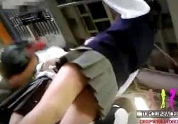 ≪パンチラ／盗撮≫超美脚のモデル体型JKを駅で隠し撮りしてたら、前かがみになり、すんげ〜どUPのパンチラ股間GETw