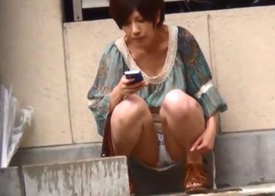 《街角パンチラ》雨宿りお姉さん！うっかりパンツをモロに見せつけてしまう♥夏の薄着に感謝の盗撮シリーズ！