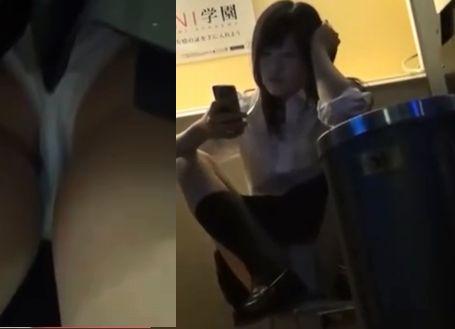 街で見かけたJKさん！エスカレーターでパンチラGET！その上、人のいない所で、こんな大胆なポーズもしてくれたww