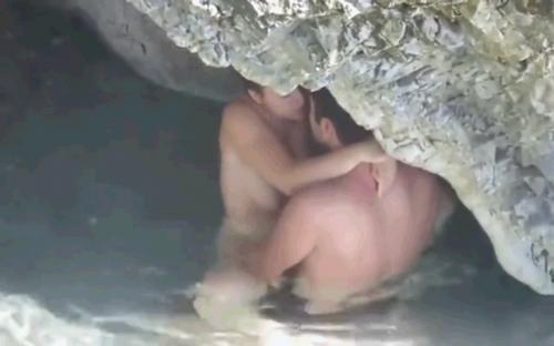 【ガチ盗撮】美男美女のモデル級カップルが海の岩陰で挿入しちゃった…もう激しいピストンに喘ぎまくり…エロ過ぎ…