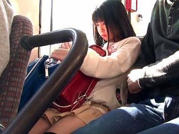 小○生！？痴漢だらけのバスに乗ってしまったJSｗ乗客全員から拘束され集団レイプされるｗｗ
