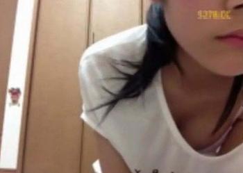 中○生！？「あっおっぱい見えた?w」ニコ生配信に夢中になりすぎて胸元が疎かになっちゃった10代少女ｗｗ