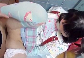 小○生！？明らかなJSをトイレにつれこみ手コキ足コキの援助してあげちゃうｗ