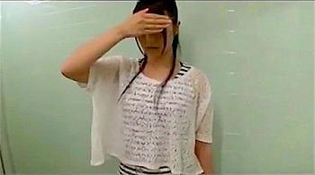 中○生！？ふくらみかけおっぱいをさらけ出してトイレでフェラ抜きするJCｗ口内射精でパパ満足ｗｗ