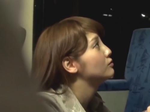 【みずなれい×痴女】コートの下は素っ裸！淫乱痴女がバスで見つけた好みの男のチンポをその場でシゴキまくる♡