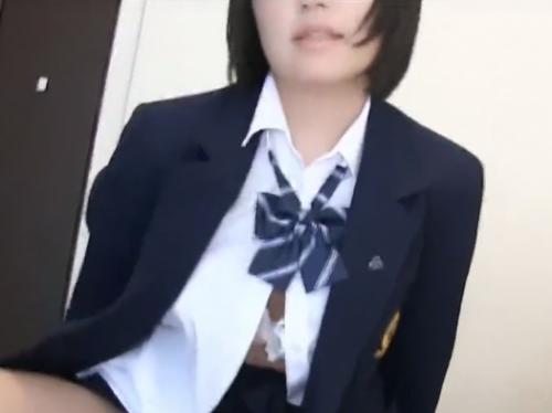 【個人撮影】男慣れしていなさそうなピンクマンコにウブな反応に勃起が収まらない！初めてのハメ撮りに緊張気味な色白制服娘♡