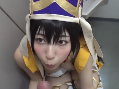 「もー勝手に撮り始めてるしー♥」某スマホゲームのコスプレでカメコのおじさんとトイレで仲良くノリノリSEXしちゃう淫乱美女レイヤー