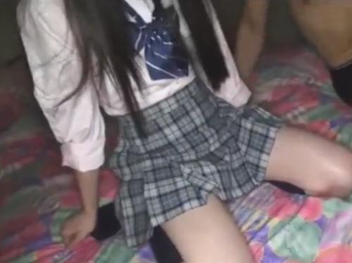 おじさんチンポを根元までずっぽり♡激しい鬼ピスで膣奥に中出しキメられちゃうつるぺたパイパン制服ロリ娘♡
