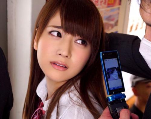【初川みなみ】満員電車でおじさんチンポ挿入されて感じまくる敏感制服娘…♥