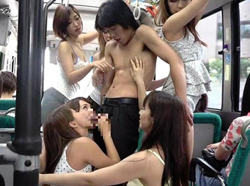 旦那だけでは満足できないチンポ大好き淫乱人妻しか乗らないバスに乗ってしまった男子学生が人妻たちにザーメン搾り取られる♥