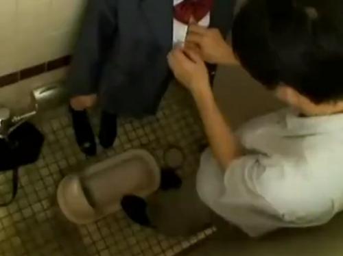 激ヤバ動画流出？ネットで募集したおじさんと公園のトイレでお小遣い欲しさに生ハメ膣内射精SEXしちゃう制服娘♥