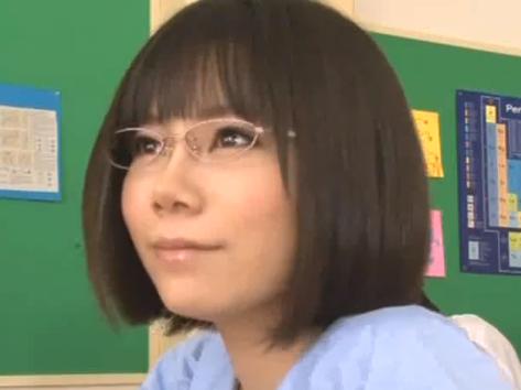 ノーパン登校が同級生にバレてしまった委員長♡次々と差し出されるみんなのチンポを性処理してあげるハメにｗ