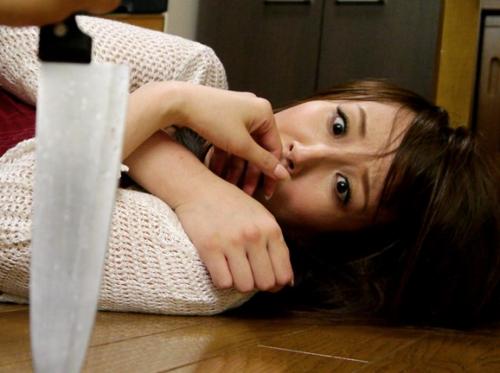 【澤村レイコ】『貴方・・・ごめんなさい♡』縄で縛られ動けない旦那と息子の前で暴漢チンポにイジメられる美人妻♡