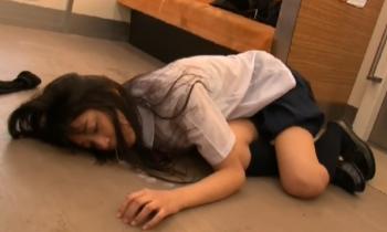 雨で濡れて透けブラしてるjkにレイプ魔が忍びよる…電車内でも関係なくレイプされちゃう！