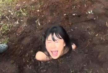 浣腸！便器舐めなんでも有り！野外で土に埋められた淫乱女は皆の公衆便所になりました！