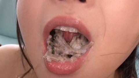 【羽月希】ザーメンをぶっかけた料理を変態巨乳痴女に食べさせる食ザー映像がマジで閲覧注意www