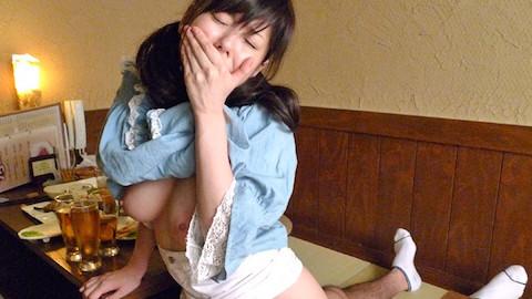 【麻美ゆま】居酒屋の個室で即ハメされて声を押し殺しながら着衣ファックする巨乳美女www
