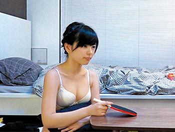 《盗撮》可愛い過ぎる！恥ずかしそうにおっぱいを隠す美少女！抵抗してたのにキスしたらエロスイッチONしちゃった//♡