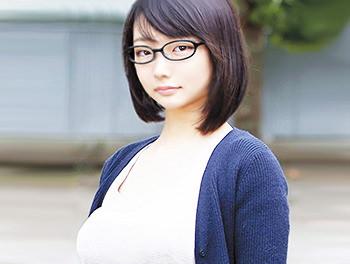 『恥ずかしいです//♡』美肌でスタイル抜群のメガネ女子！身体にオイルを塗られマッサージされるとエッチな吐息が漏れちゃうｗ