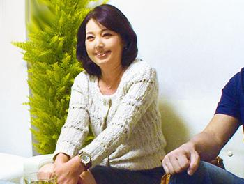 『気持ち良いんだったらイイいじゃん//♡』熟女おばさんがチンポ咥えたり手コキで責めまくり！ｗセンズリ鑑賞も強要ｗｗｗ