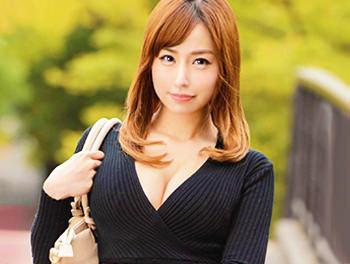 『気持ち良い…//♥』命令されるがまま四つん這いになってチンポをフェラする若妻！細マッチョの男性にバックでイカされる！