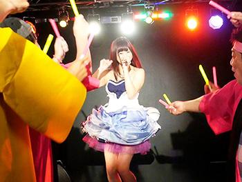 『パンツの中濡れてますょ♥』可愛い童顔ロリ巨乳アイドルがライブ会場でおじさんとキスしておっぱい揉まれ感じまくり！ｗ/♥